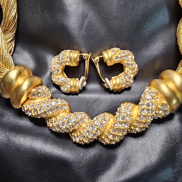 AUTHENTIC Givenchy Vintage Chunky Gold Necklace with Matching Clip On Earrings - Picture 7 of 10